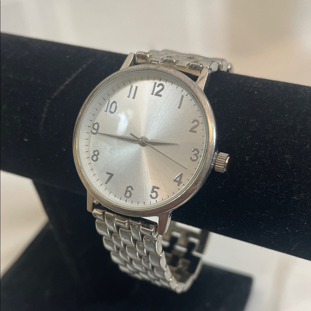 Minimalist Silver Round Dial Metal Bracelet Watch Size 7, Face 1” needs Battery